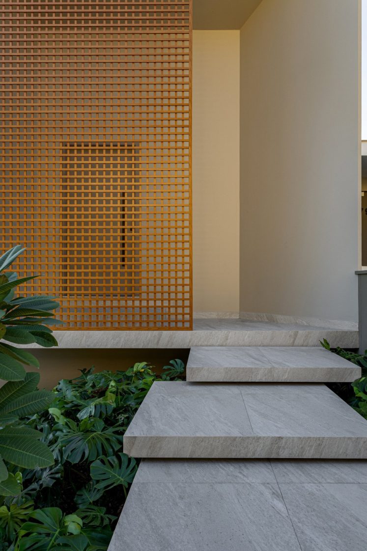 Entrada de casa com painel de muxarabi