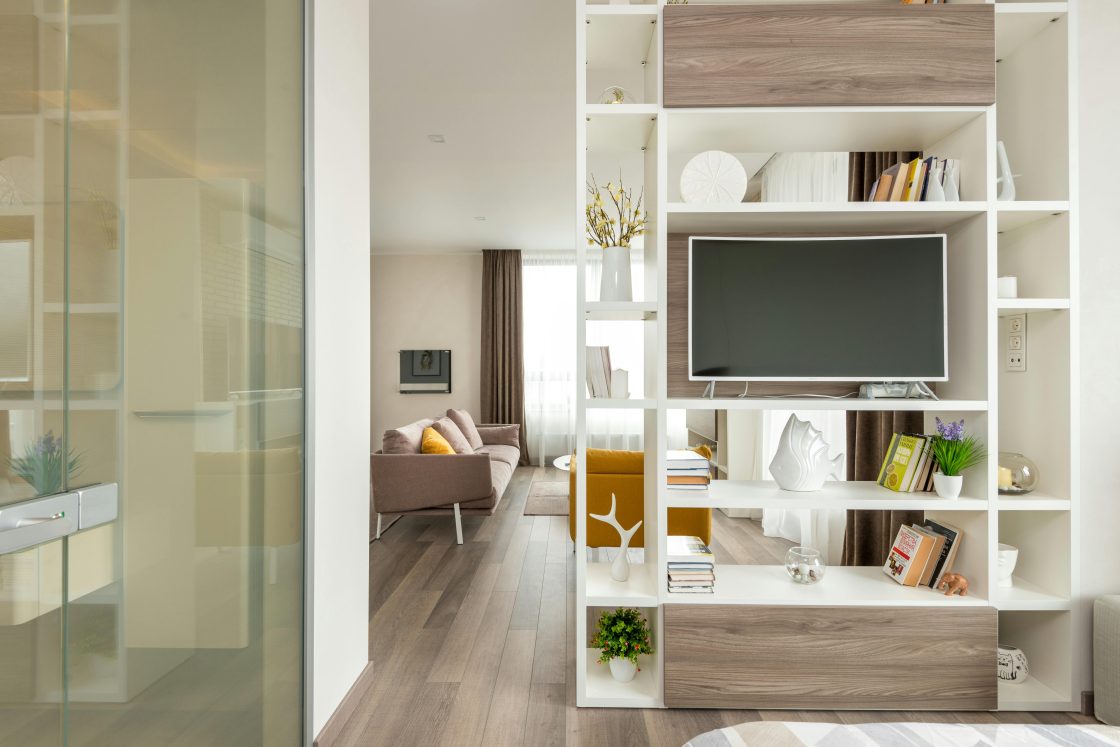 Estante divisória em apartamentos pequenos