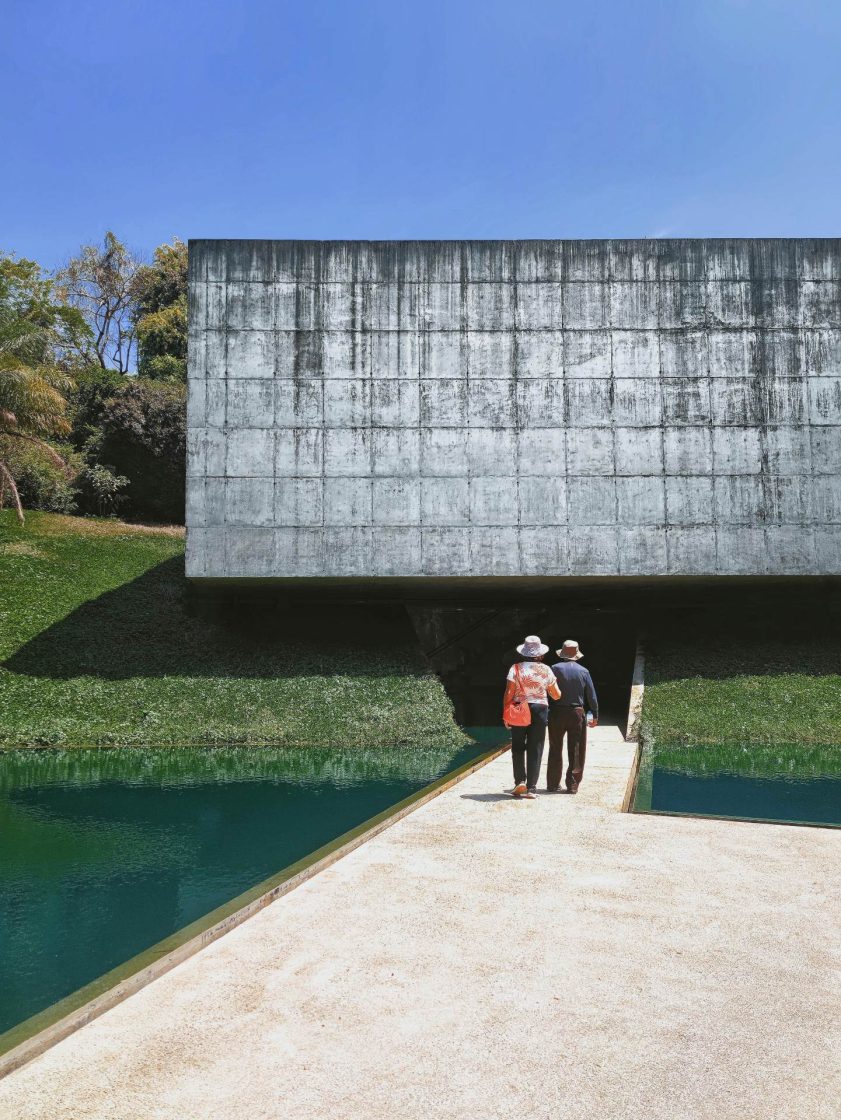 pessoas caminhando pelo museu Inhotim 