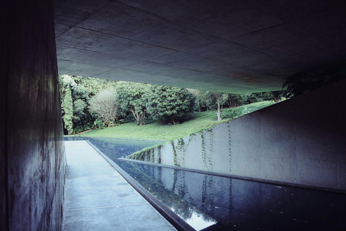 Entrada de galeria de arte no Inhotim