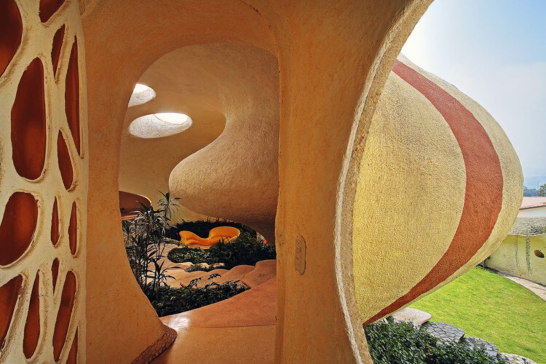 Porta de entrada de casa construída com bioarquitetura