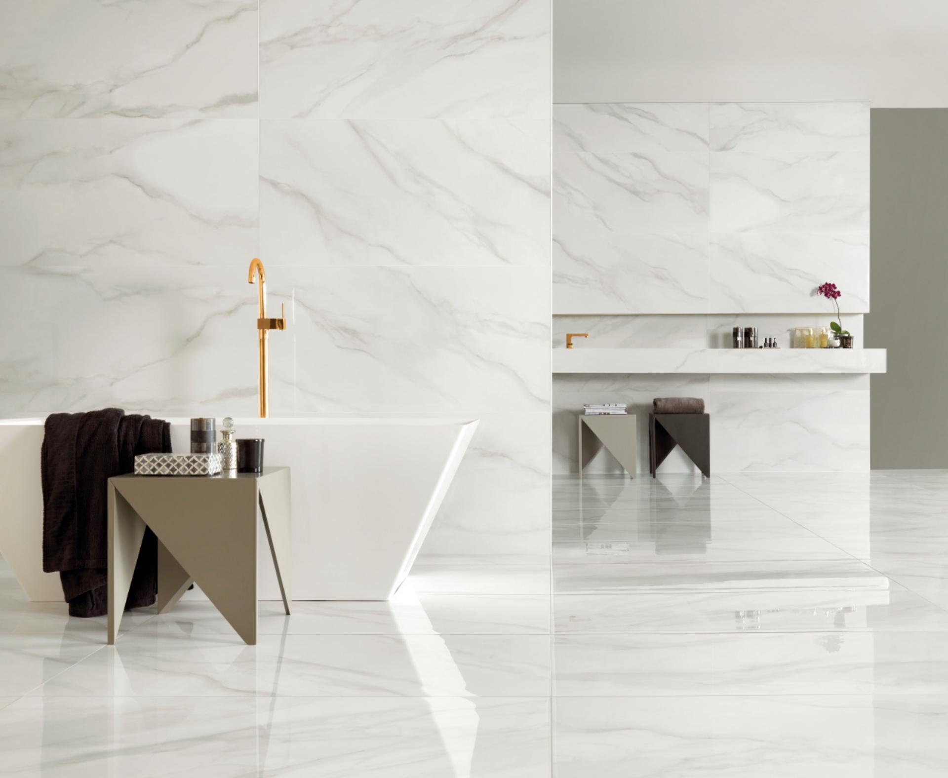 sala de banho com revestimento que interpreta mármore branco