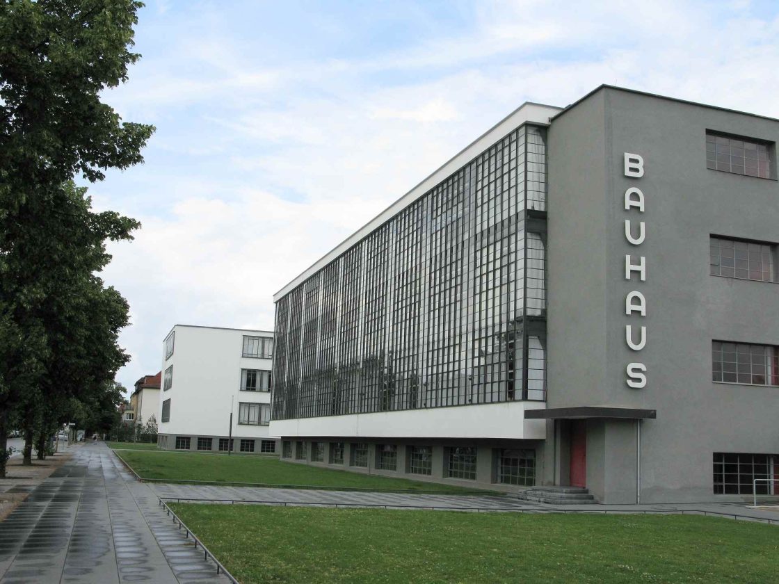 Bauhaus foi uma escola de arte vanguardista na Alemanha que influenciou o surgimento do minimalismo