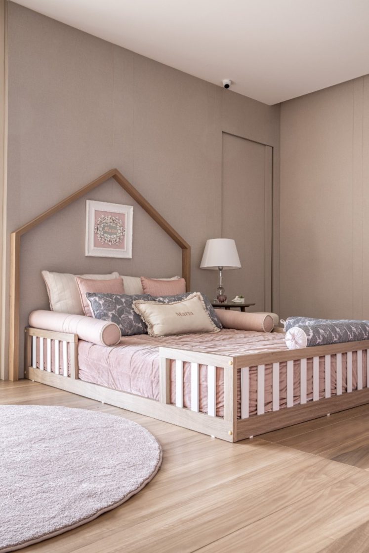 Quarto de menina com cama montessoriana