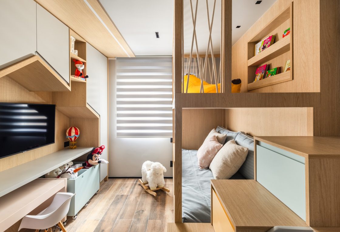 Quarto infantil com tons suaves e madeira