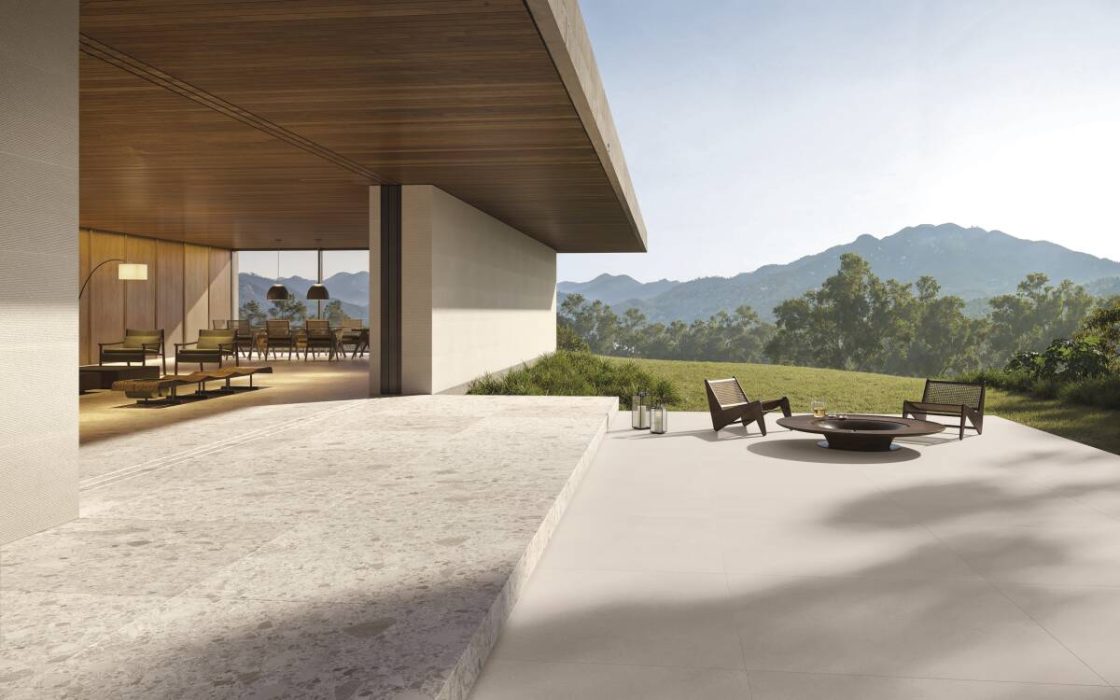 Ambiente in and out com porcelanato que reproduz terrazzo veneziano