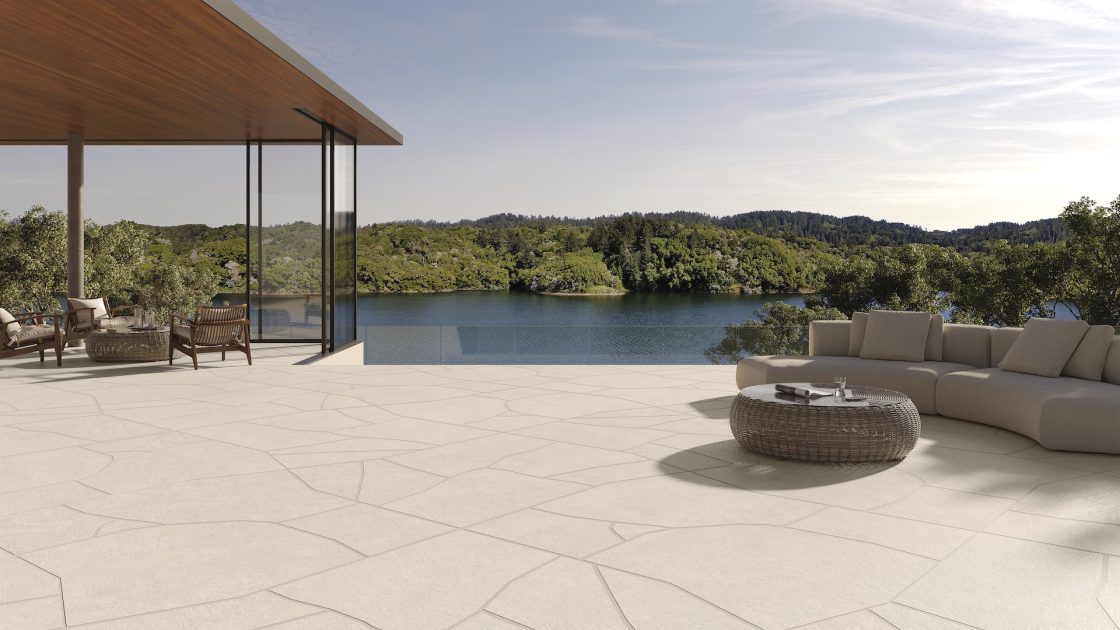 Área externa com piso em mosaico, piscina de alvenaria e vista para o paisagismo