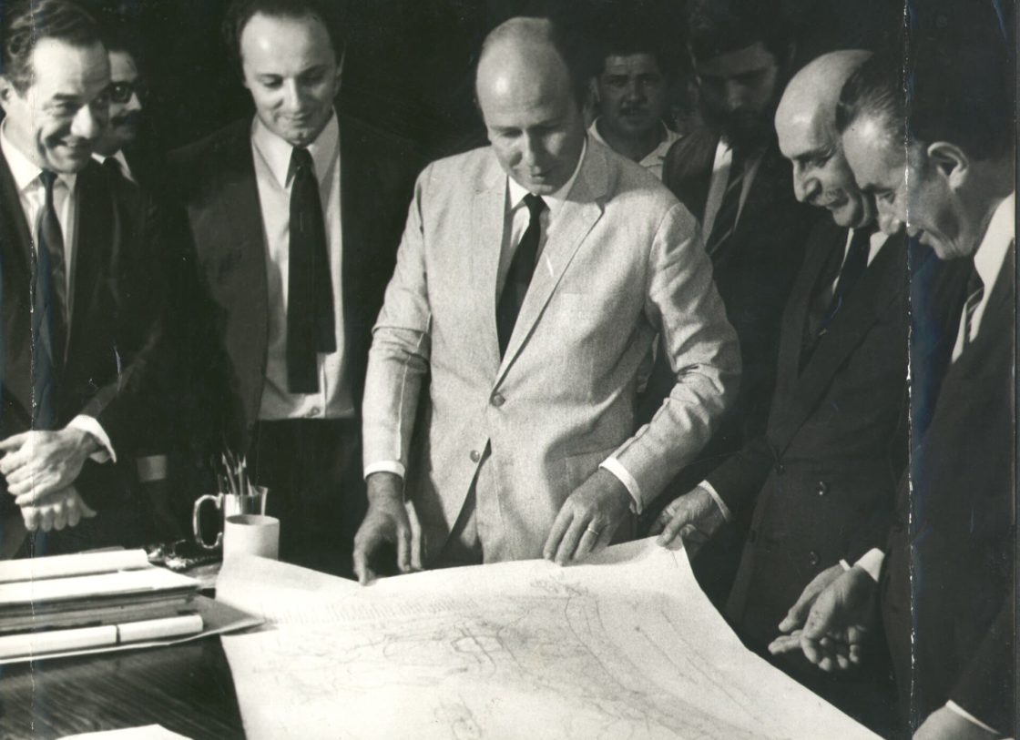 Lúcio Costa analisando plantas e projetos durante o desenvolvimento de Brasília, marco do urbanismo moderno e uma das mais importantes realizações da arquitetura moderna brasileira e mundial
