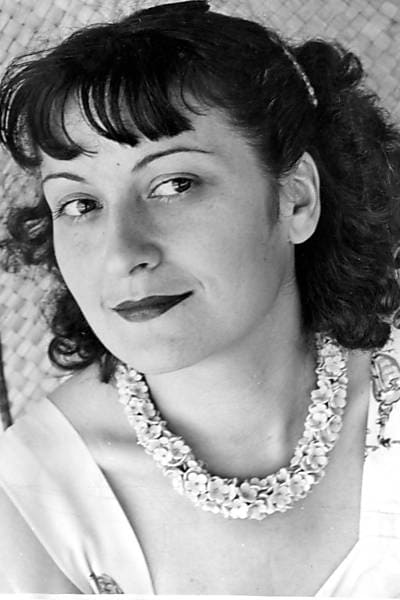 Retrato de Lina Bo Bardi, arquiteta ítalo-brasileira responsável por obras como o MASP e o SESC Pompeia, reconhecida por unir modernismo, cultura e compromisso social em seus projetos arquitetônicos