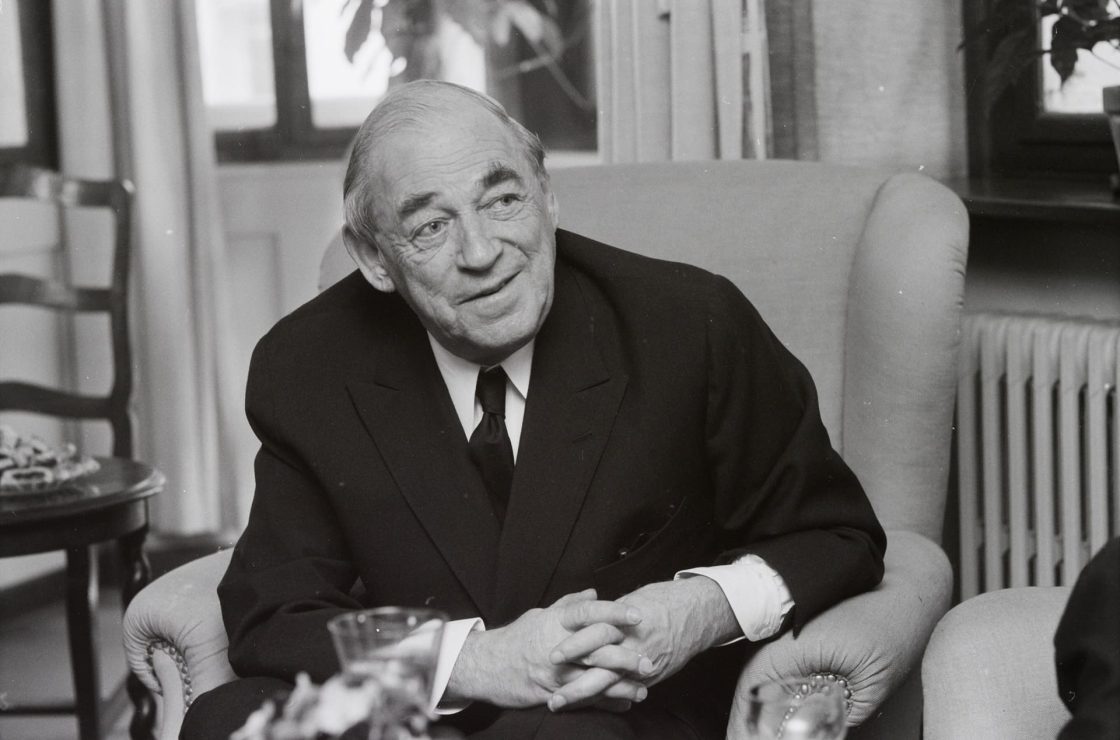 Retrato de Alvar Aalto, arquiteto finlandês reconhecido por integrar natureza, bem-estar e materiais naturais aos princípios da arquitetura moderna, influenciando gerações de arquitetos em todo o mundo