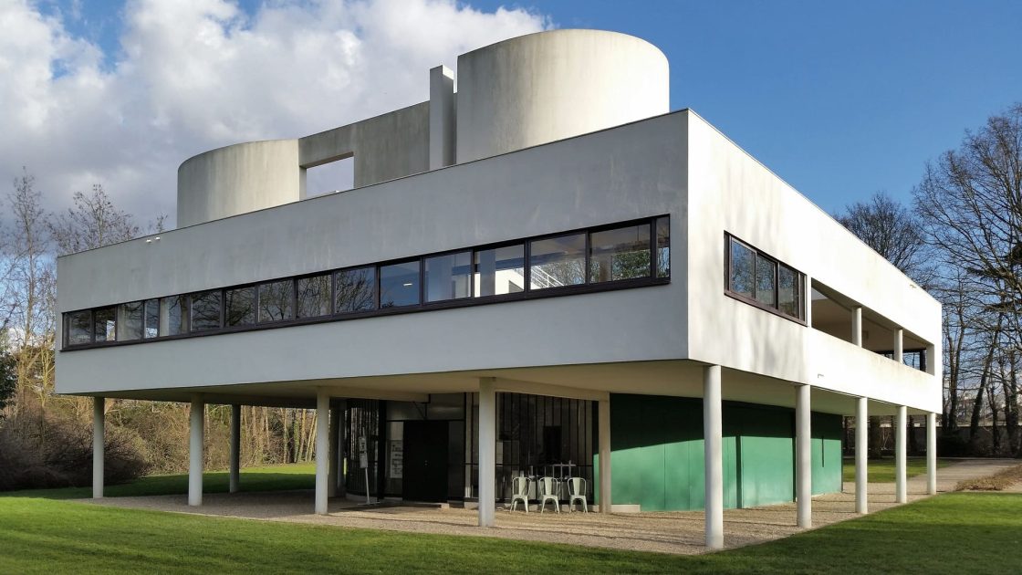 Villa Savoye, projetada por Le Corbusier na França, com pilotis, fachada branca e formas geométricas simples