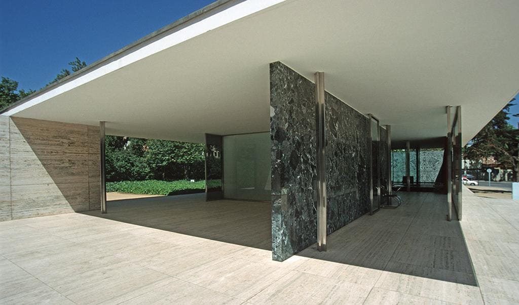 Pavilhão de Barcelona, projetado por Mies van der Rohe, com planta livre, cobertura plana, pilares metálicos e integração entre espaços internos e externos