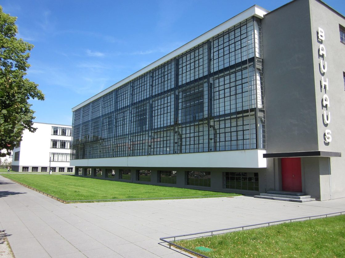 Sede da Bauhaus em Dessau, projetada por Walter Gropius, com fachada envidraçada contínua, volumes geométricos e linguagem funcional que ajudou a definir os princípios da arquitetura moderna no século 20