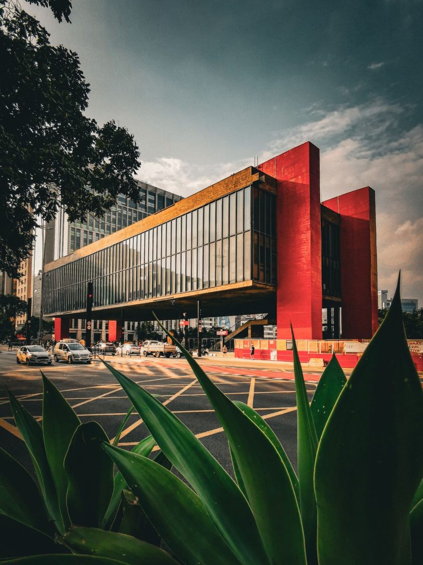Fachada do MASP, em São Paulo, com estrutura suspensa apoiada em pilares vermelhos e amplo vão livre