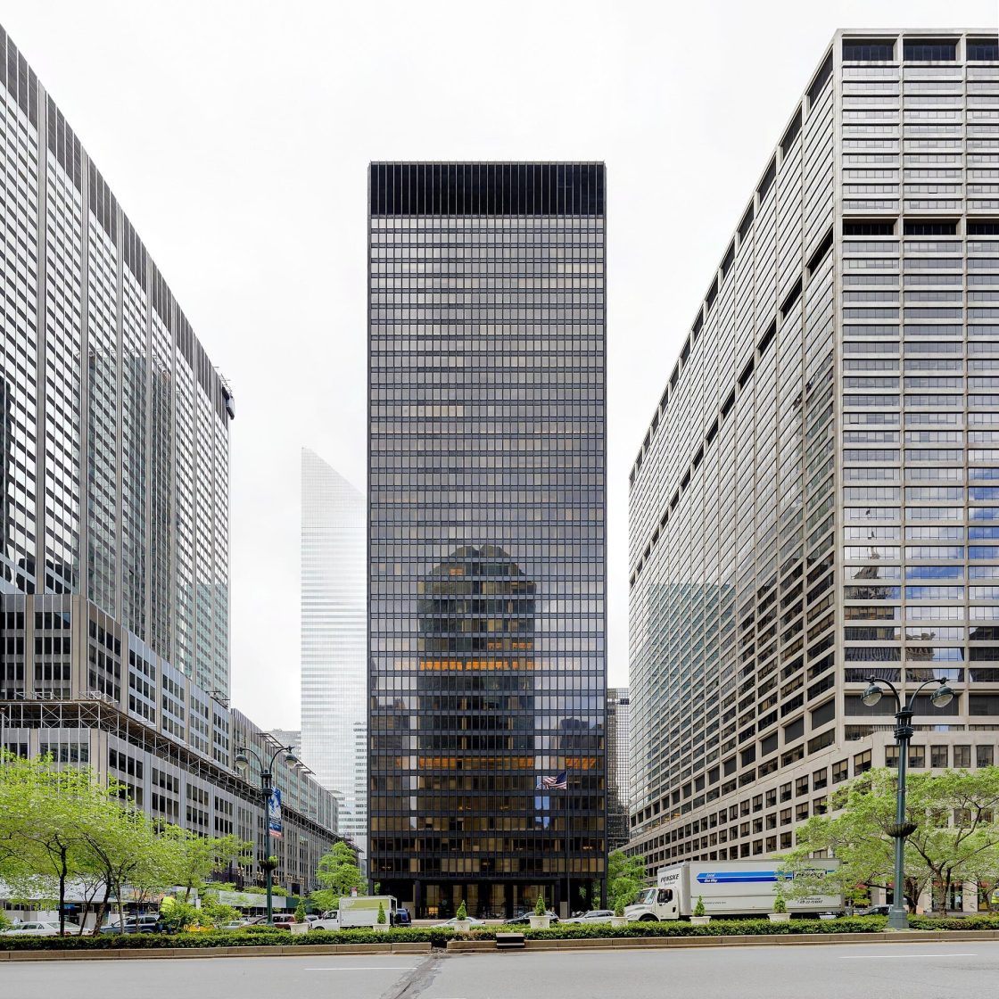 Seagram Building, em Nova York, projetado por Mies van der Rohe, com fachada de vidro e estrutura geométrica minimalista