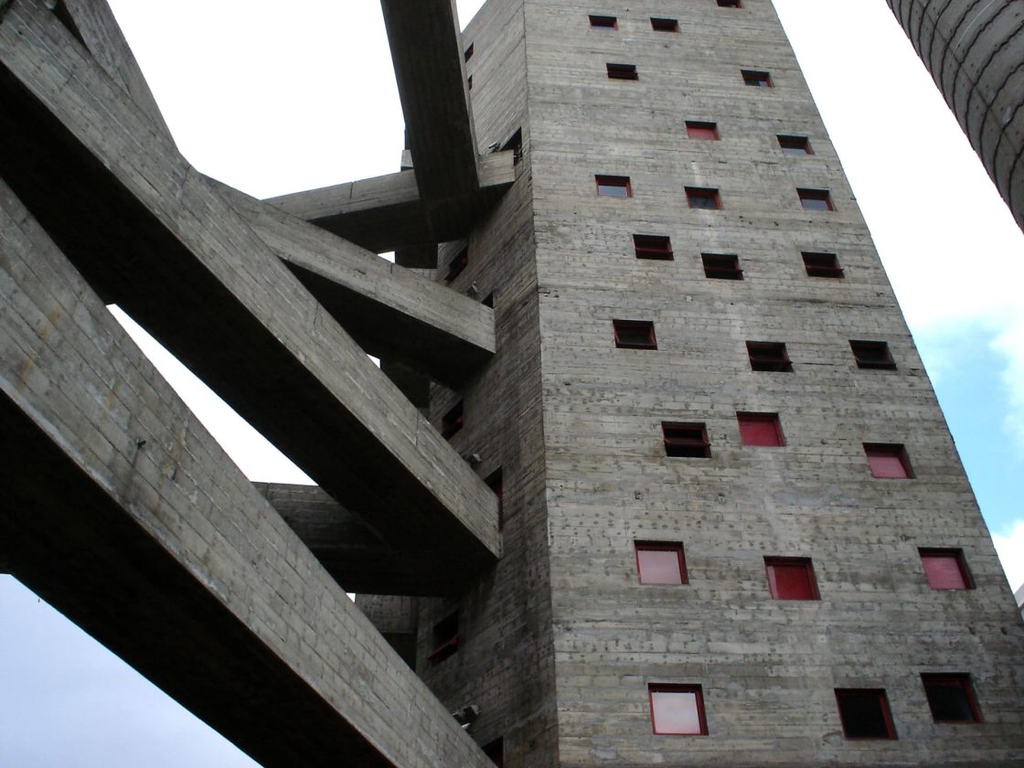 Torres de concreto aparente conectadas por passarelas no SESC Pompeia, em São Paulo, obra de Lina Bo Bardi