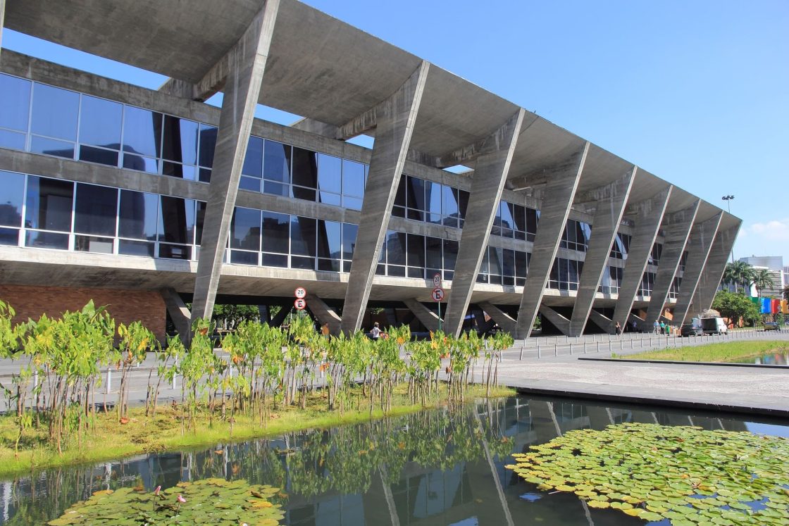 Museu de Arte Moderna do Rio de Janeiro, projetado por Affonso Eduardo Reidy, com estrutura de concreto aparente, grandes panos de vidro e integração com os jardins do Aterro do Flamengo