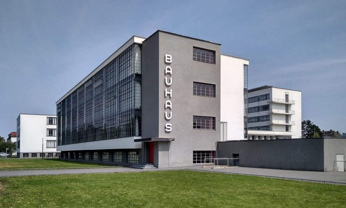 Edifício da Bauhaus em Dessau, com fachadas envidraçadas, formas geométricas simples e linguagem funcional que se tornou referência da arquitetura moderna mundial