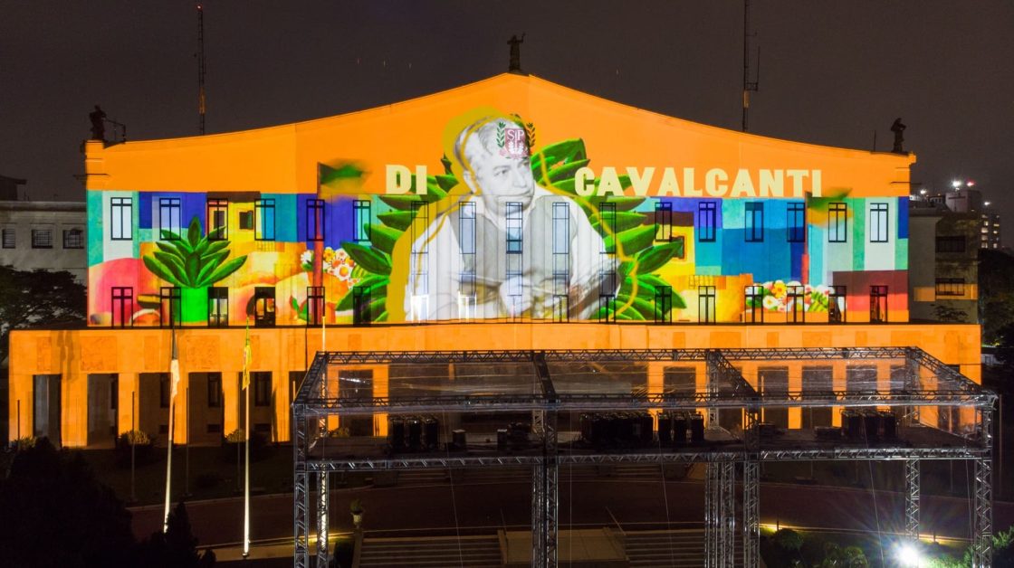 Projeção artística em edifício histórico de São Paulo durante as celebrações do centenário da Semana de Arte Moderna de 1922