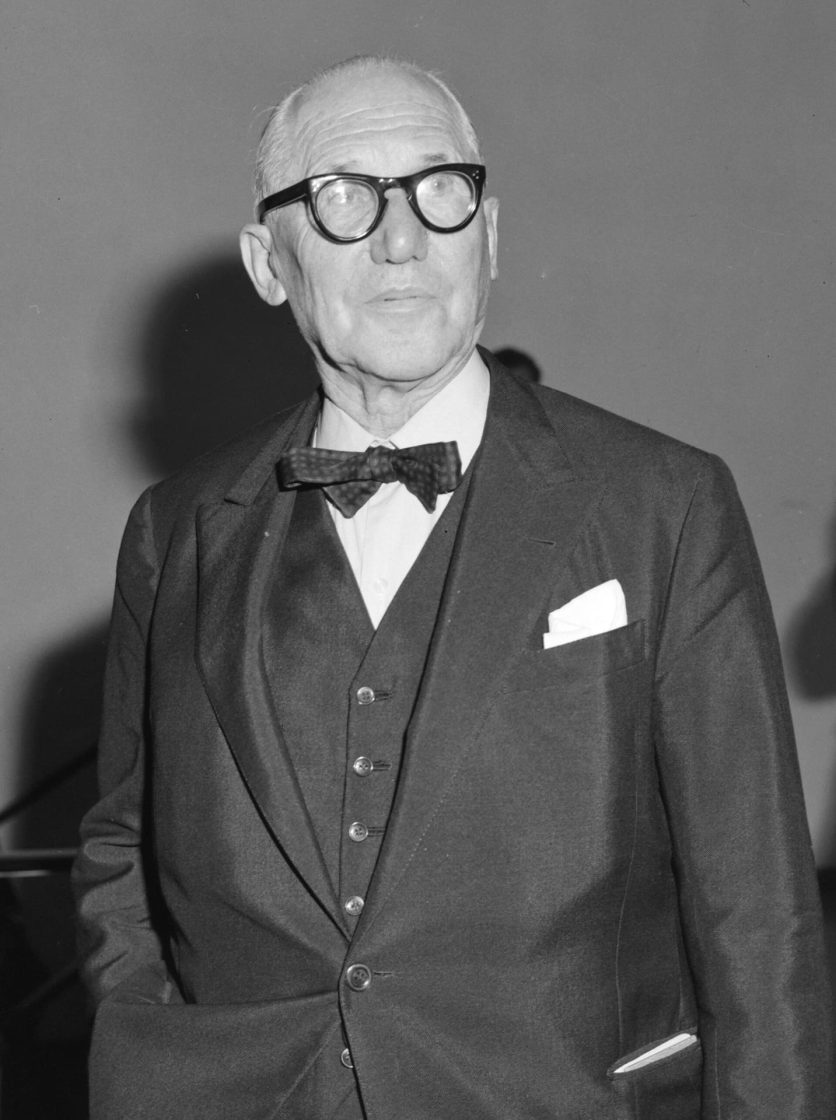 Retrato de Le Corbusier, arquiteto franco-suíço considerado um dos principais teóricos da arquitetura moderna e responsável por conceitos que transformaram a arquitetura e o urbanismo do século 20
