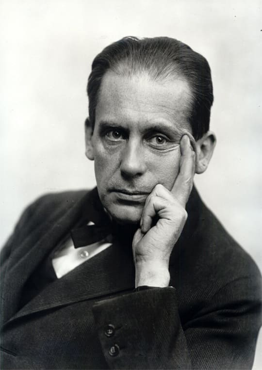 Retrato de Walter Gropius, arquiteto alemão e fundador da Bauhaus, escola que revolucionou a arquitetura moderna ao integrar arte, design, tecnologia e funcionalidade aos projetos arquitetônicos