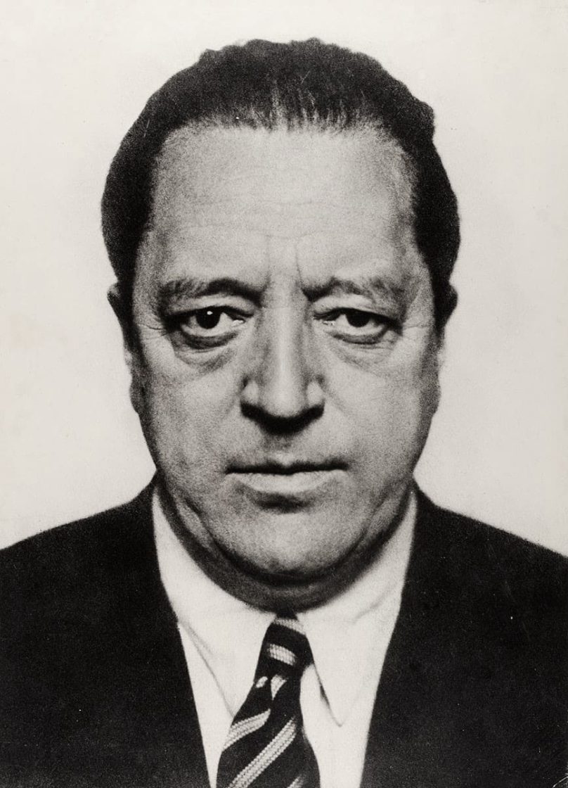 Retrato de Ludwig Mies van der Rohe, arquiteto alemão considerado um dos principais nomes da arquitetura moderna