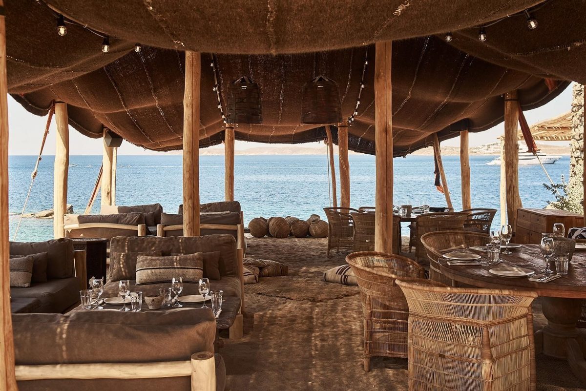 Mesas do restaurante Scorpios com vista para o mar (Foto: reprodução site Lambs and Lions)