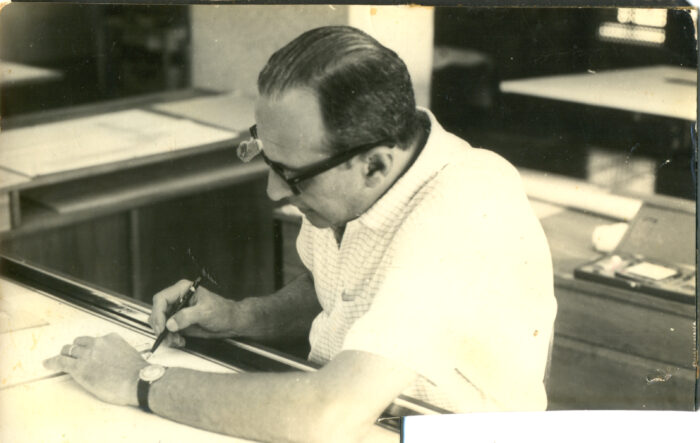 Sergio Bernardes em seu primeiro escritório, na Senador Dantas, 1948. Imagem: Acervo do Espólio Sergio Bernardes