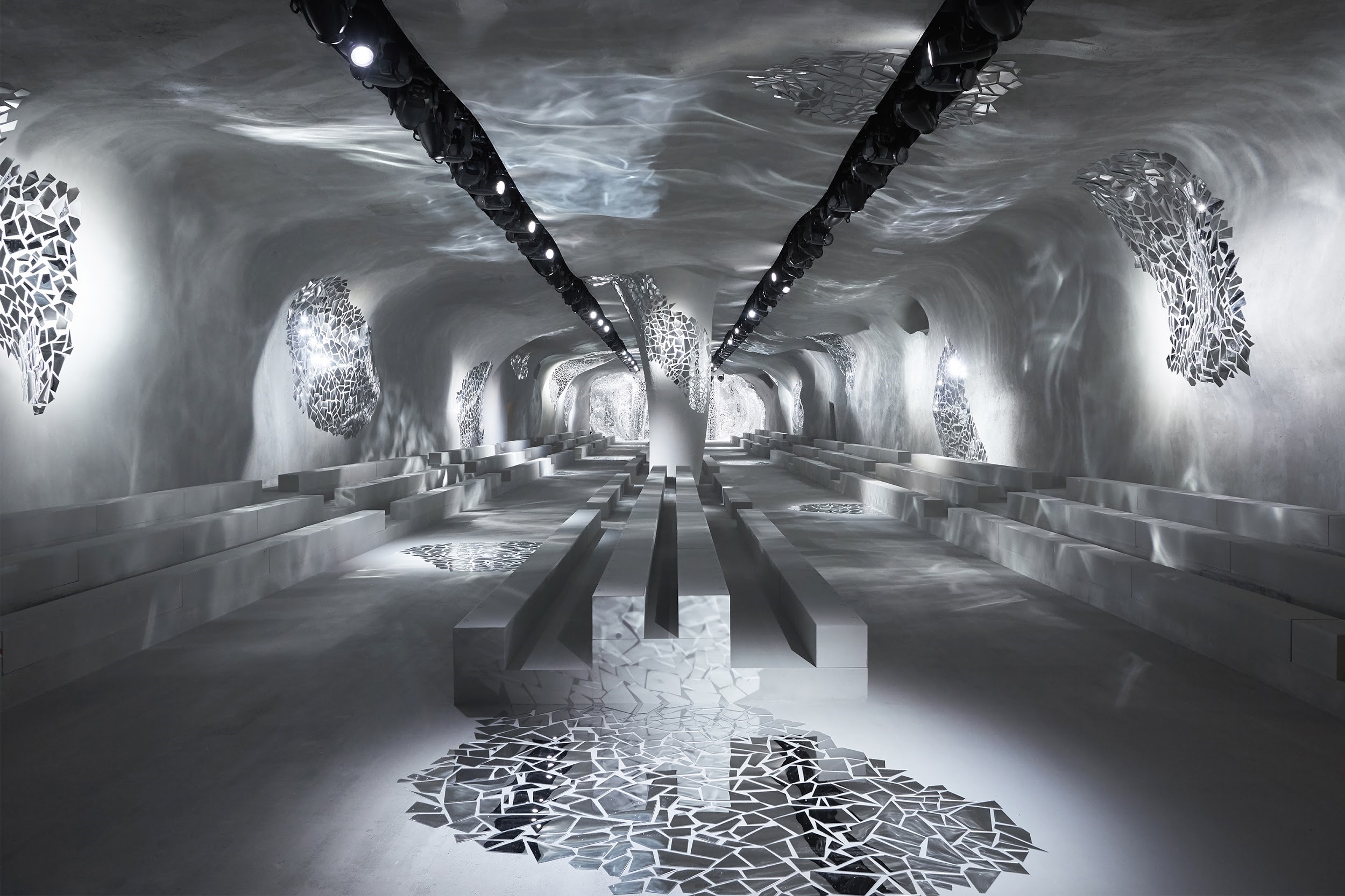 The seats for the guests to sit were continuous and integrated into space. (Photo: reproduced from Dior website)