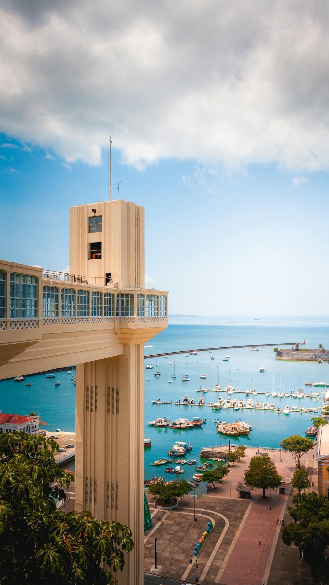 Elevador Lacerda visto da Cidade Alta, com barcos na Baía de Todos-os-Santos e o Forte de São Marcelo ao fundo, em Salvador, Bahia