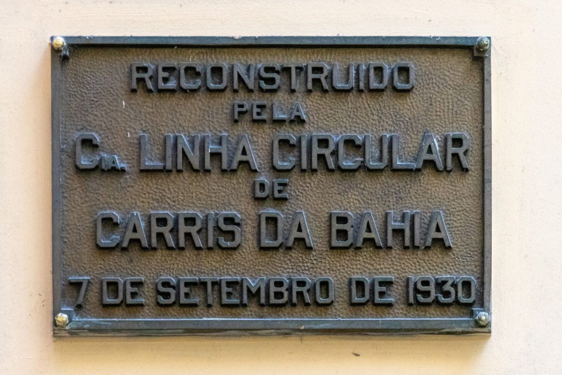 Placa histórica instalada no Elevador Lacerda registrando a reconstrução realizada pela Companhia Linha Circular de Carris da Bahia em 7 de setembro de 1930