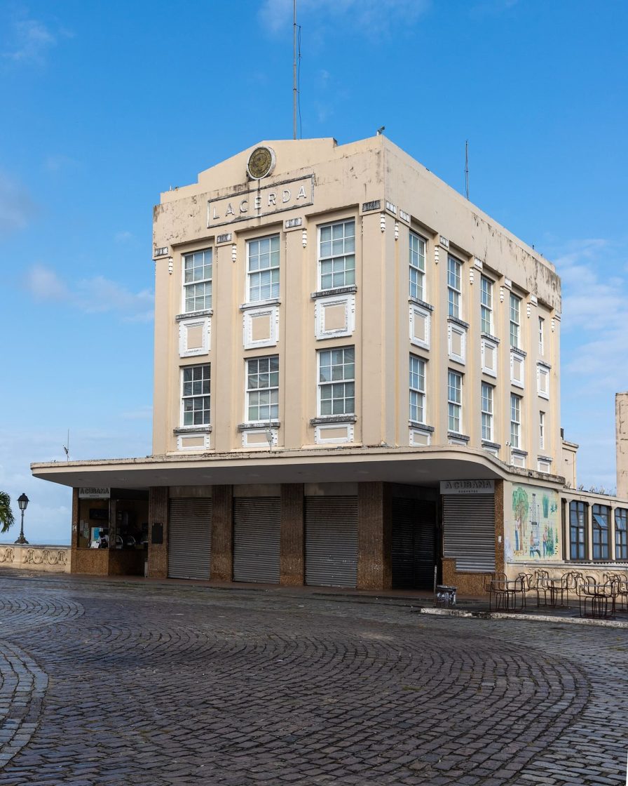 Edificação da estação superior do Elevador Lacerda, na Cidade Alta, em Salvador, com fachada em estilo art déco e área de acesso para visitantes e passageiros