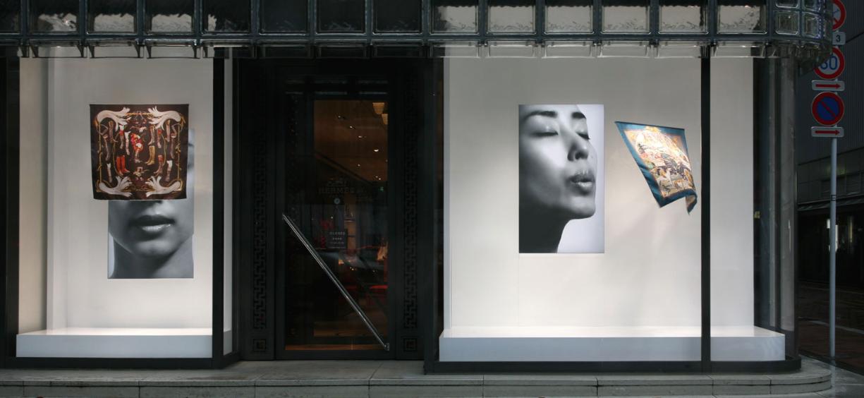 Hermés shop window directly facing the street. (Photo: reproduced from the website of Tokujin's architecture firm).