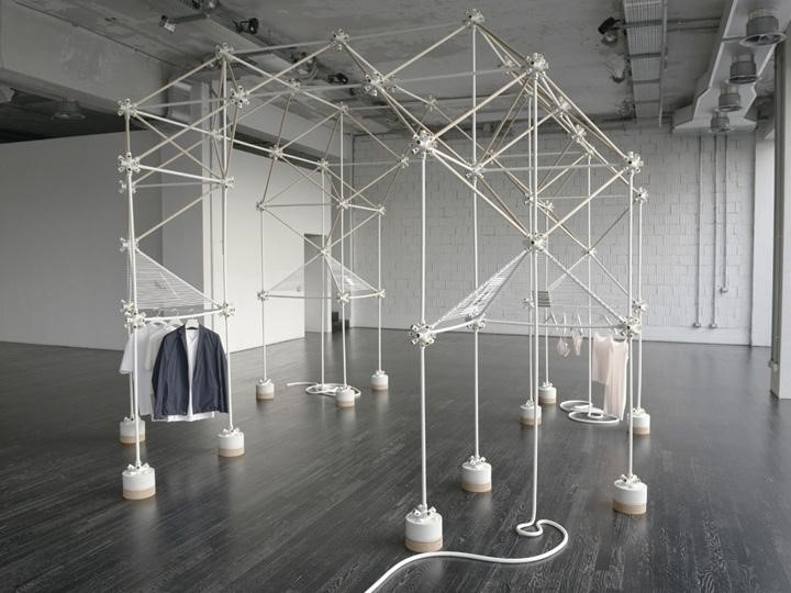 Main structure to exhibit clothes. (Photo: Owen Richards / reproduced from the website of Bonsoir Paris studio)