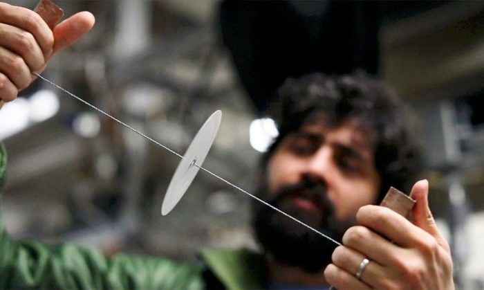 Manu Prakash, da Universidade de Stanford, mostra como utilizar o Paperfuge. Lançando mão de recursos baratos e acessíveis, ele ajudou a criar a centrífuga mais rápida do mundo movida por força humana. Imagem: Divulgação Stanford University.