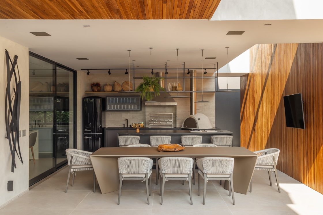Área gourmet com decoração à mostra