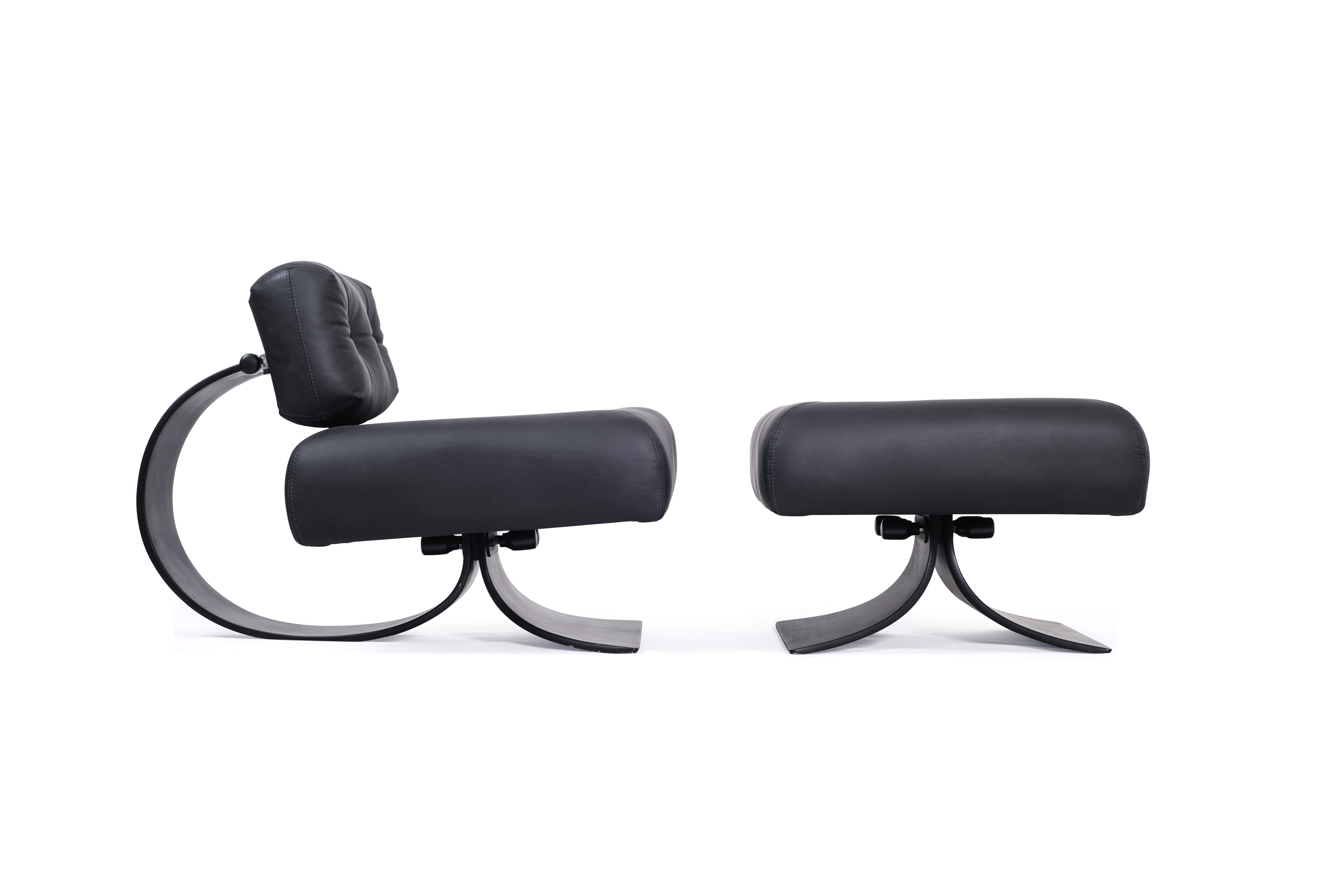 Easy Chair e Banco Alta, também criações de Oscar Niemeyer. Imagem: Divulgação.