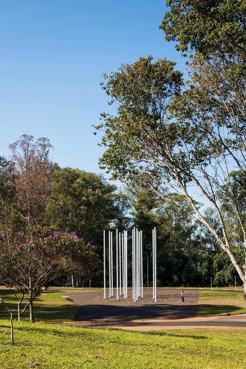 Outro monumento para a UNESP, pelo FGMF: 20 tubos perfurados representam os estudantes que fundaram a universidade. foto: Rafaela Netto.