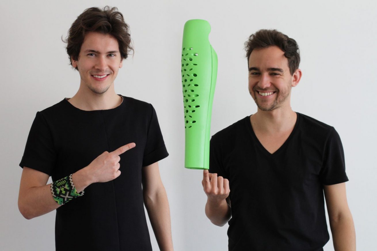 Os designers Rodrigo Brenner e Mauricio Noronha, do Furf, com a capa de prótese Confete, premiada internacionalmente. Foto: Divulgação/Furf