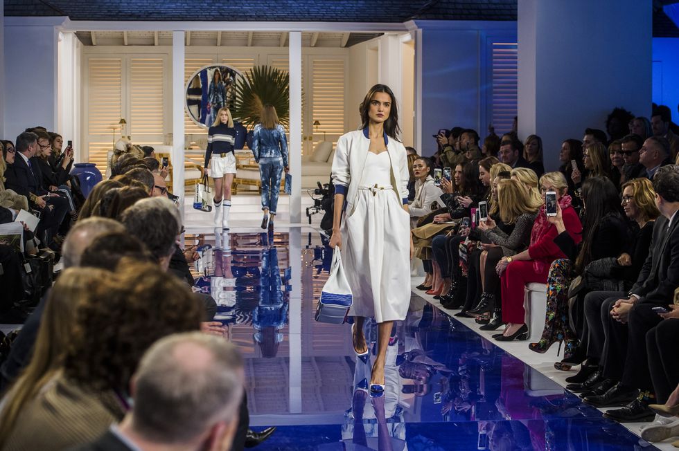 Decoração e moda conversam com tons de branco e azul na Ralph Lauren. Fonte: elle.com