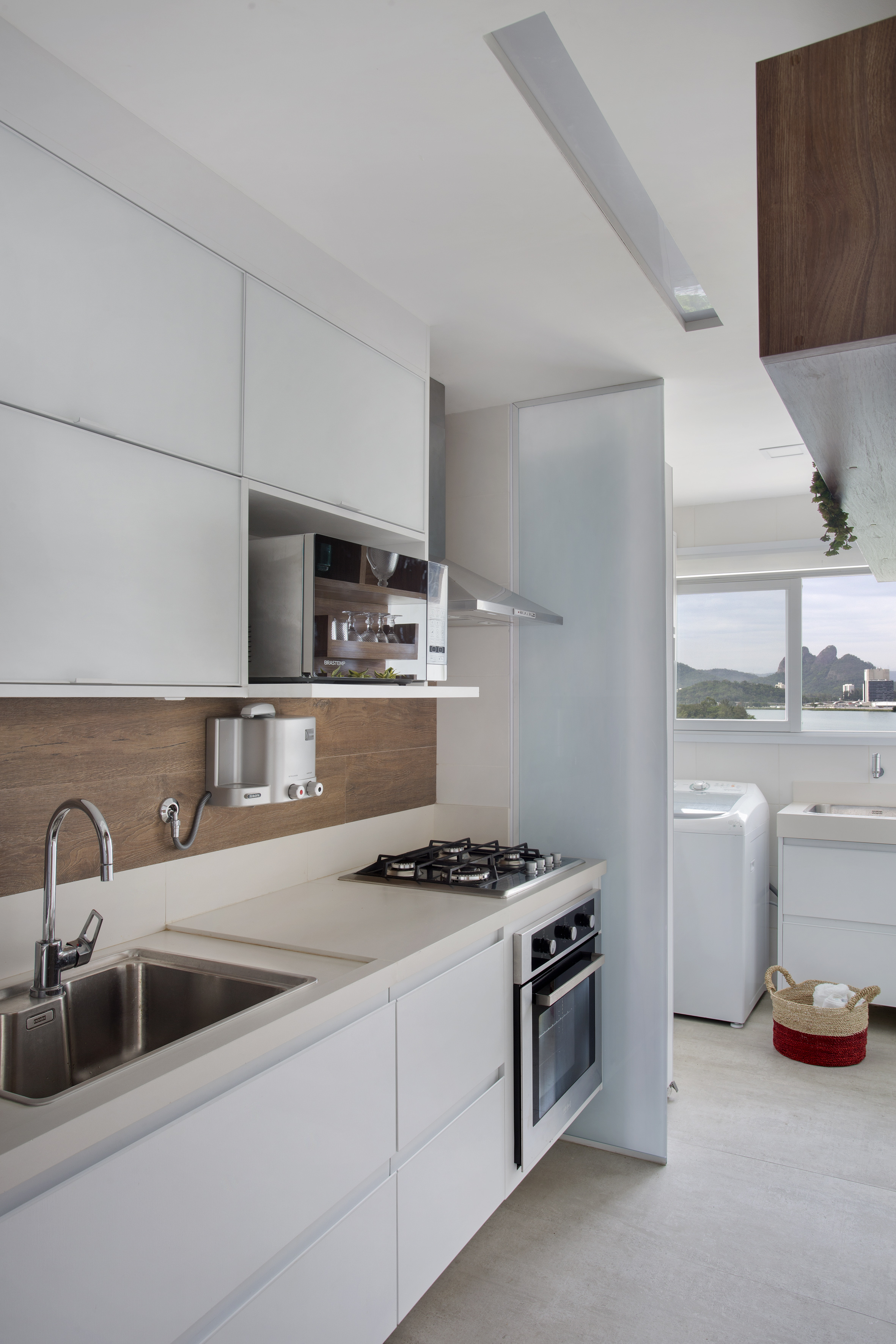 Na cozinha, o porcelanato da Linha Brasília também se destaca e deixa apartamente com unidade visual. Foto: Juliano Colodeti - MCA Estúdio