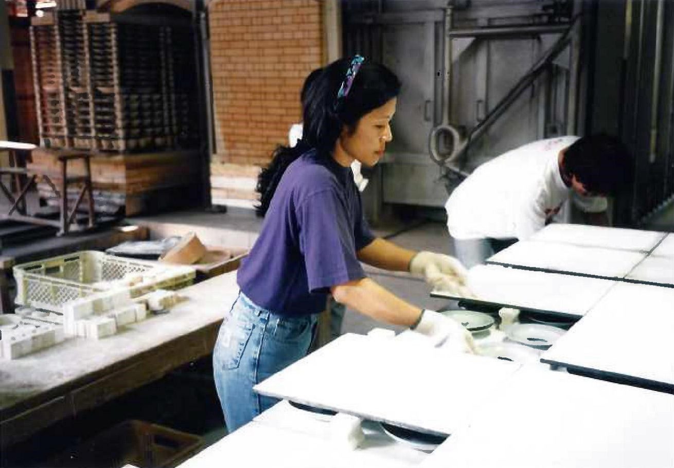 Hideko em Arita (Japão) aprendendo cerâmica. Foto: arquivo pessoal concedido ao Archtrends