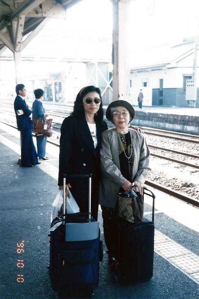 Hideko junto a sua tia no Japão. Foto: arquivo pessoal.