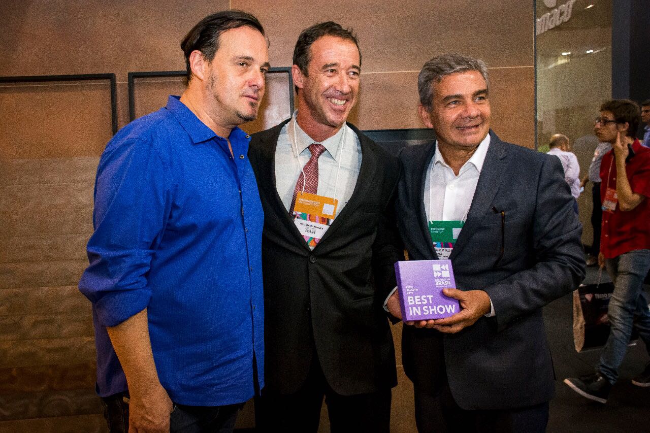 Vice-presidente de Negócios da Portobello, Mauro do Valle, recebe prêmio Best in Show das mãos do curador, jornalista e crítico de design Marcelo Lima, e do diretor Executivo da Anfacer, Mauricio Borges.