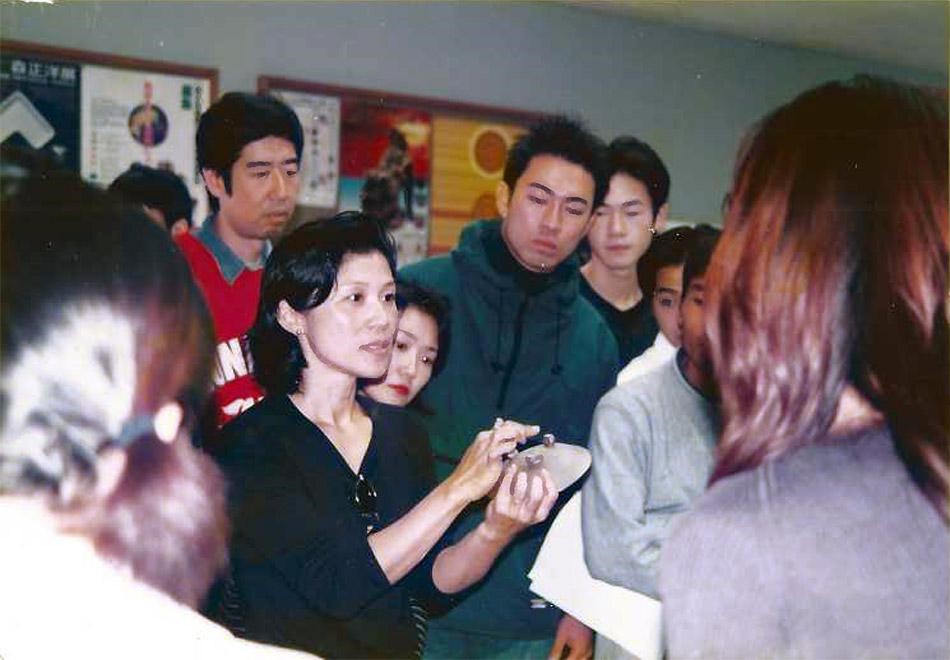 Workshop na Faculdade de Arita realizado pela professora Hideko Honma. Foto: arquivo pessoal.