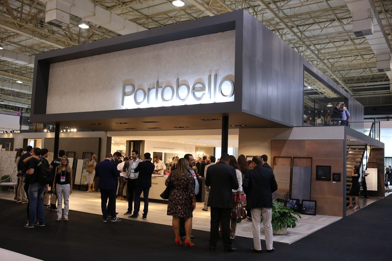 Linha Steel Black é o destaque da fachada do stand da Portobello, na Expo Revestir
