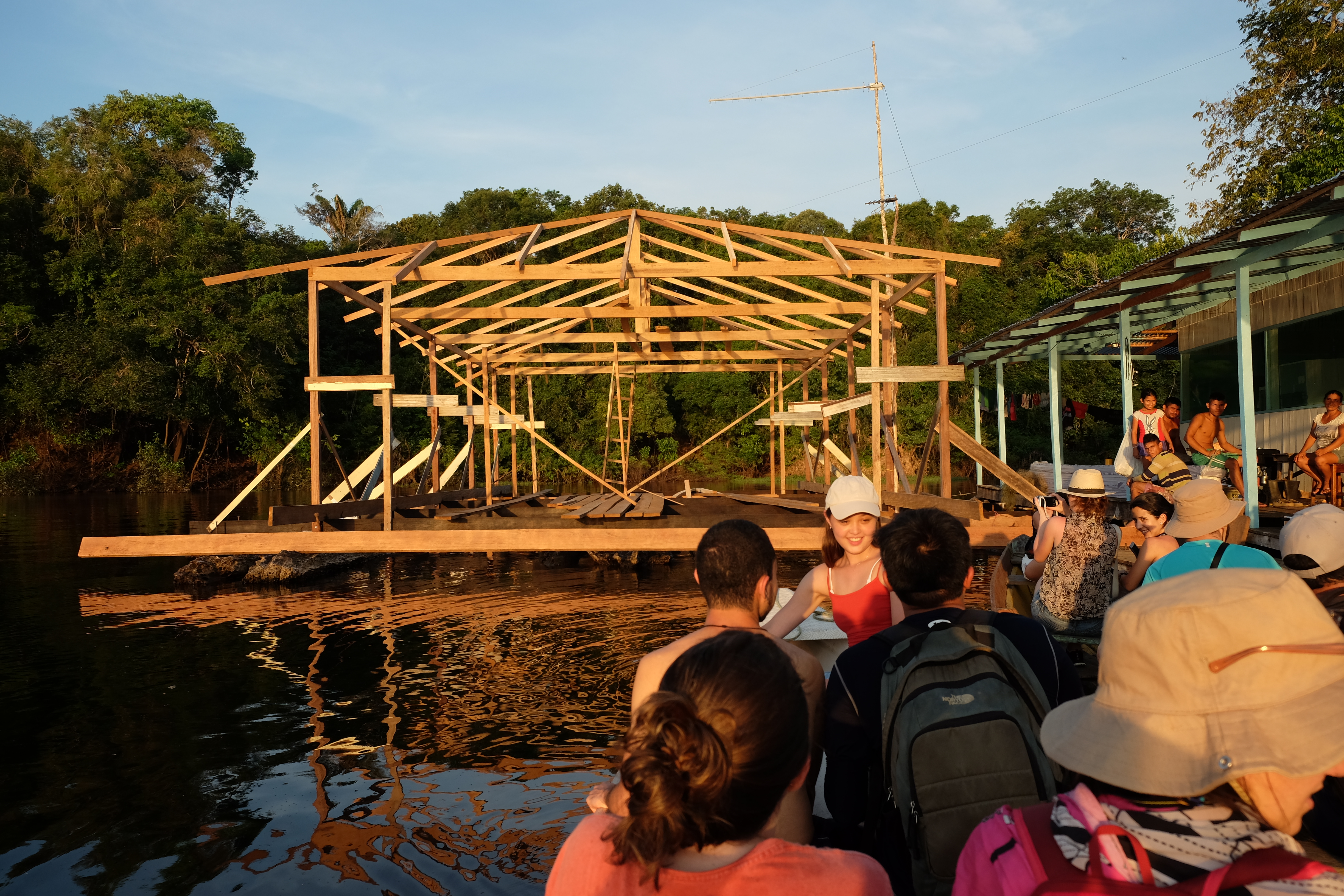 Uma construção flutuante abrigou o centro de pesquisa do workshop realizado no lago Mamori. Foto Divulgação.