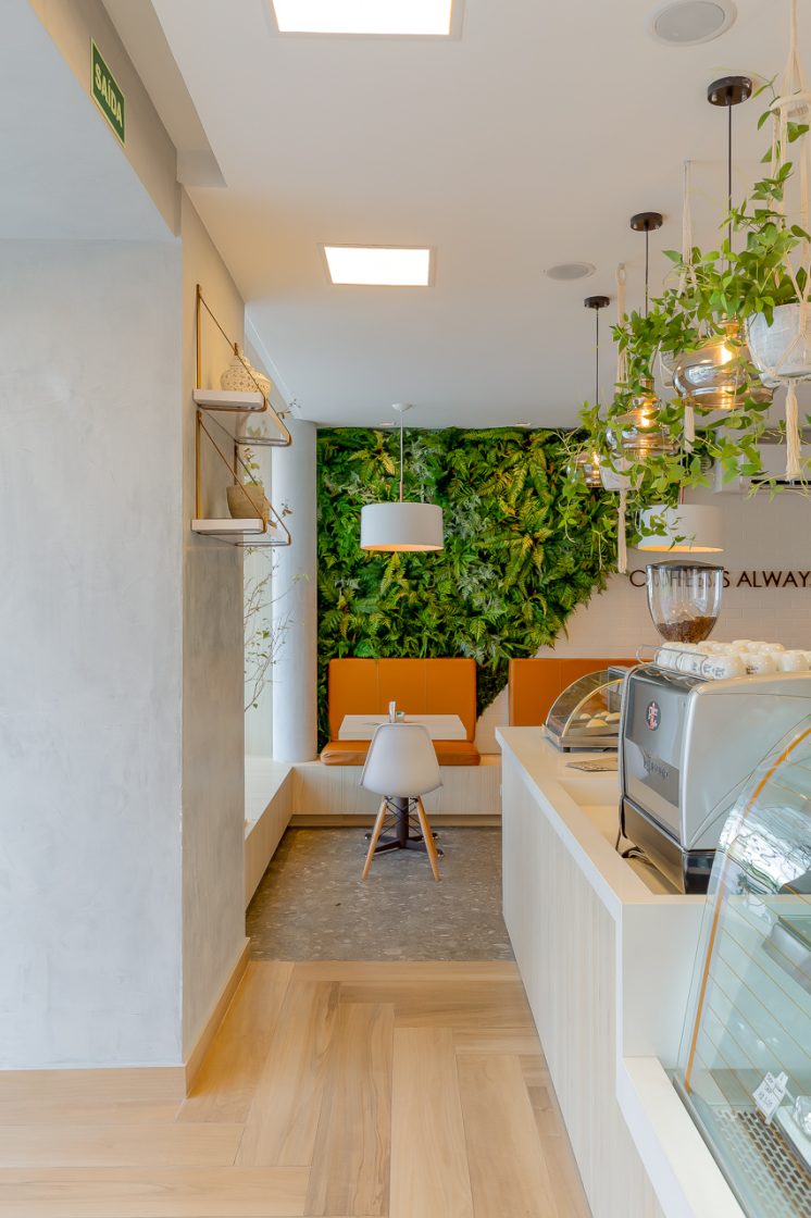 cafetaria com jardim vertical na parede