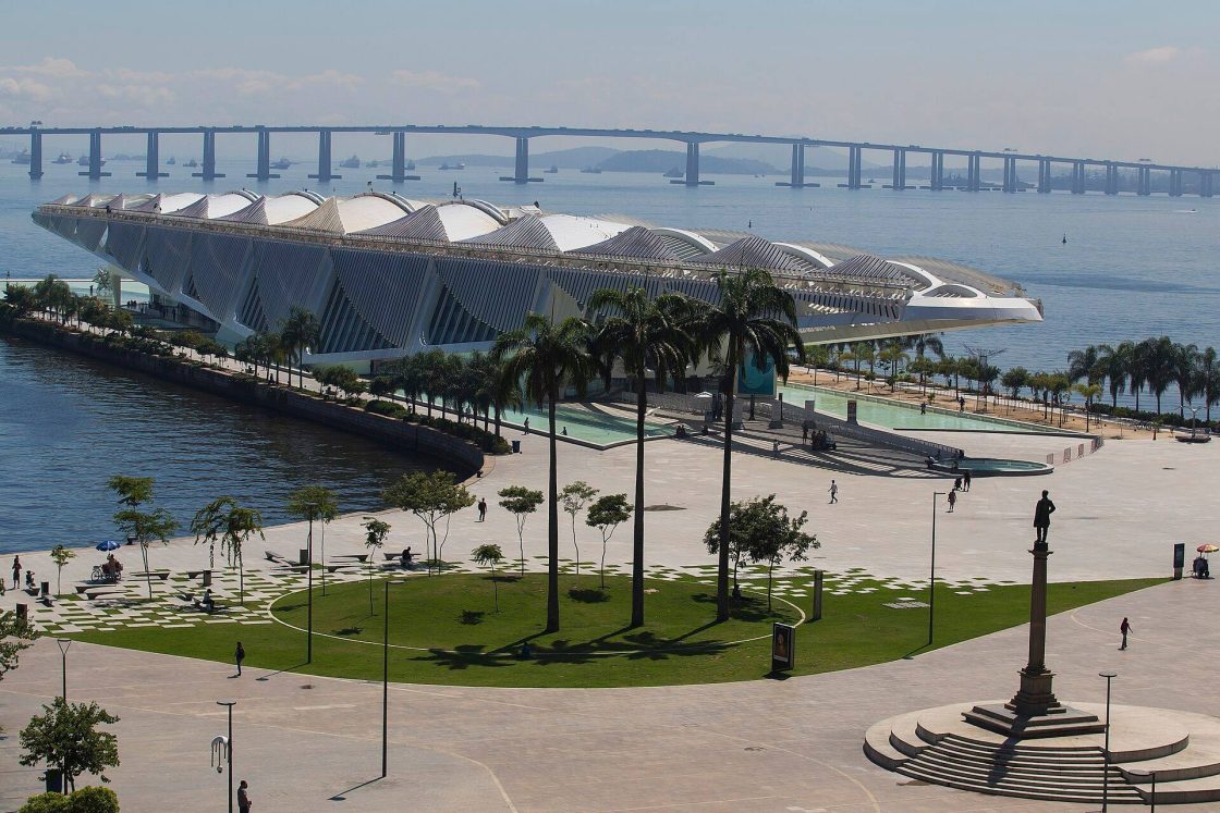 Vista aérea do Museu do Amanhã, com Baía de Guanabara e Ponte Rio Niterói ao fundo