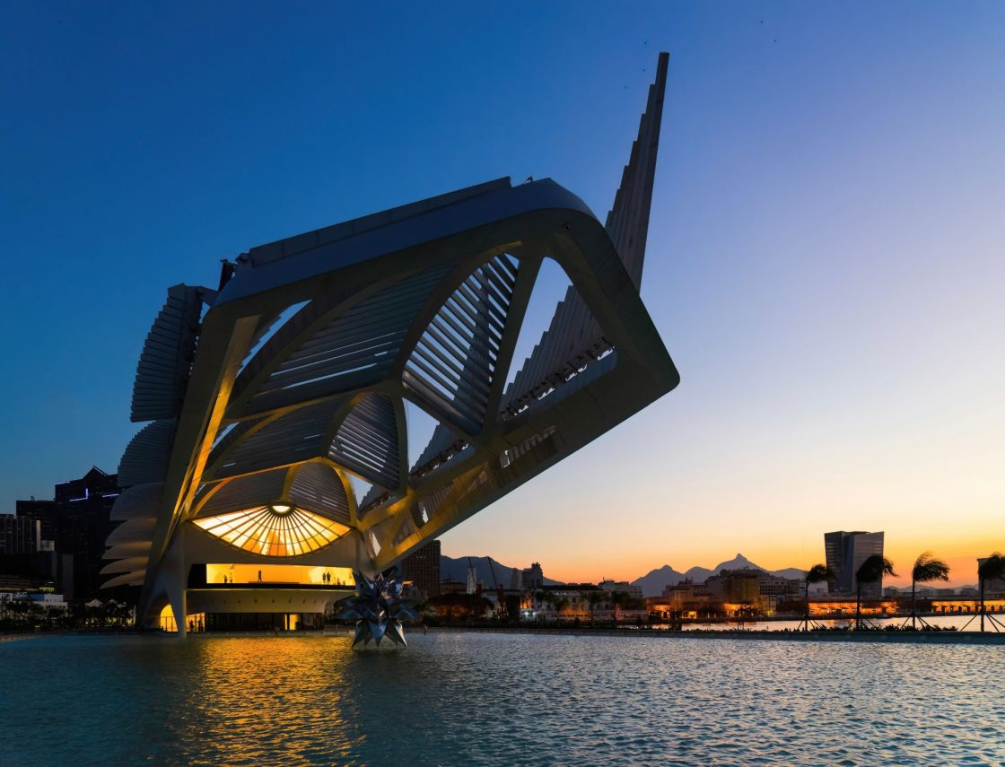 Museu do Amanhã no entardecer, com luzes internas acesas